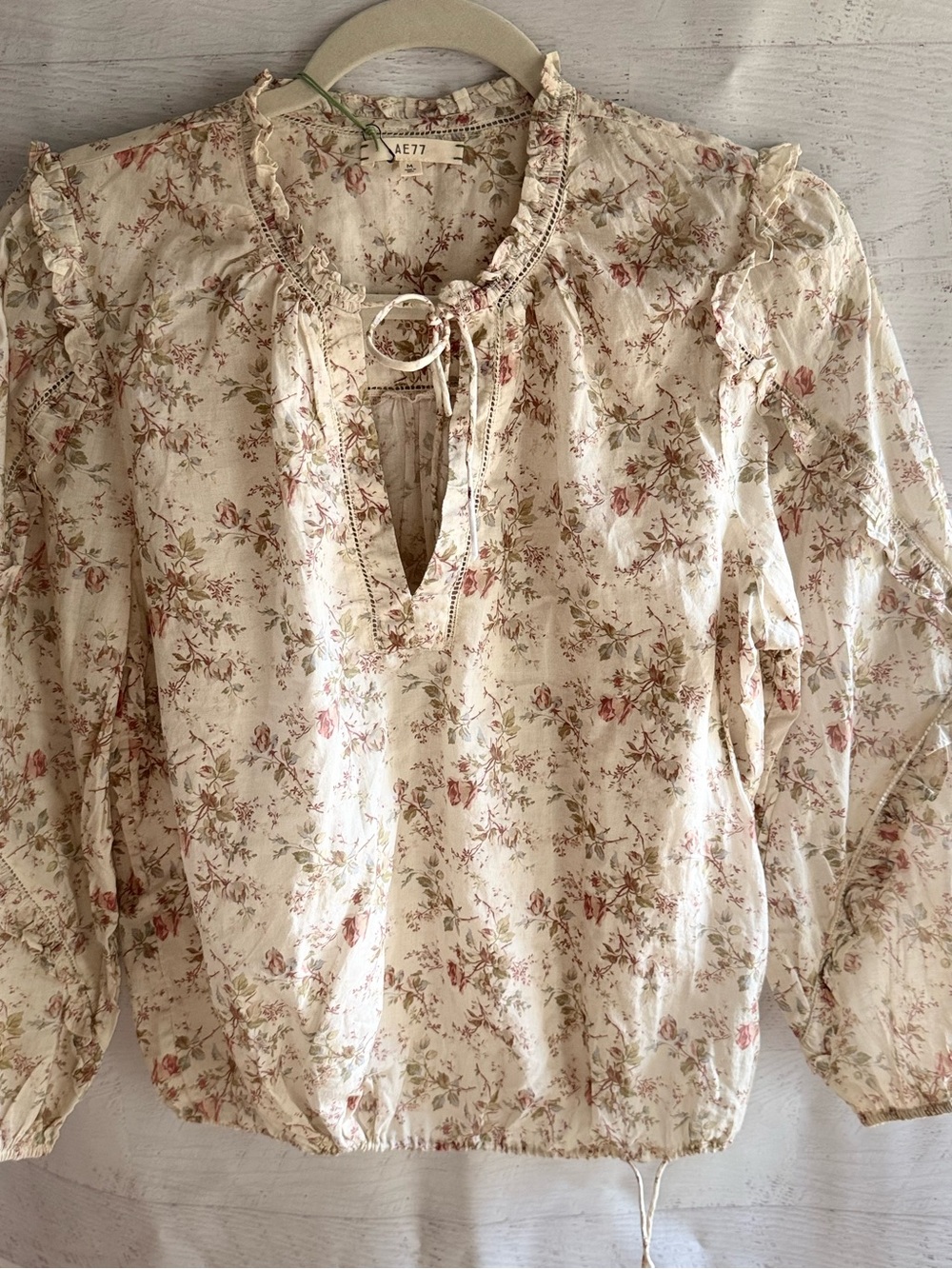 AE77 Cream Floral Tie-Neck Blouse